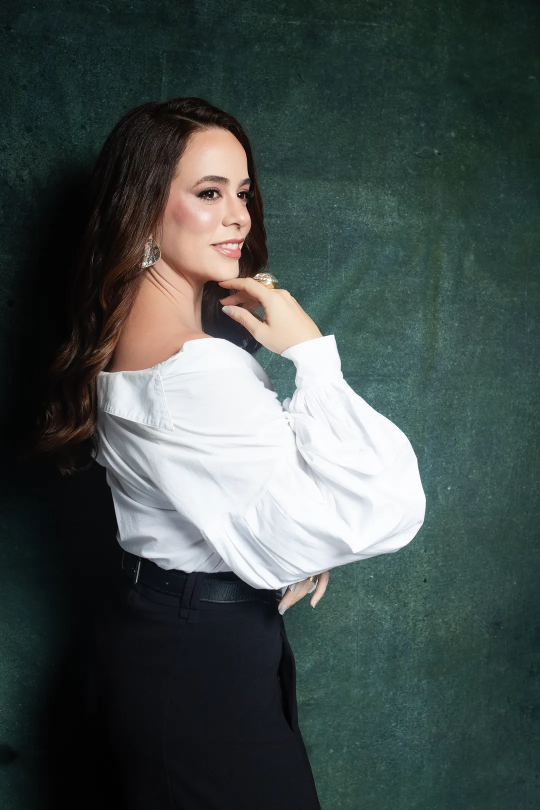 Dra. Amanda Medeiros sobre fundo verde